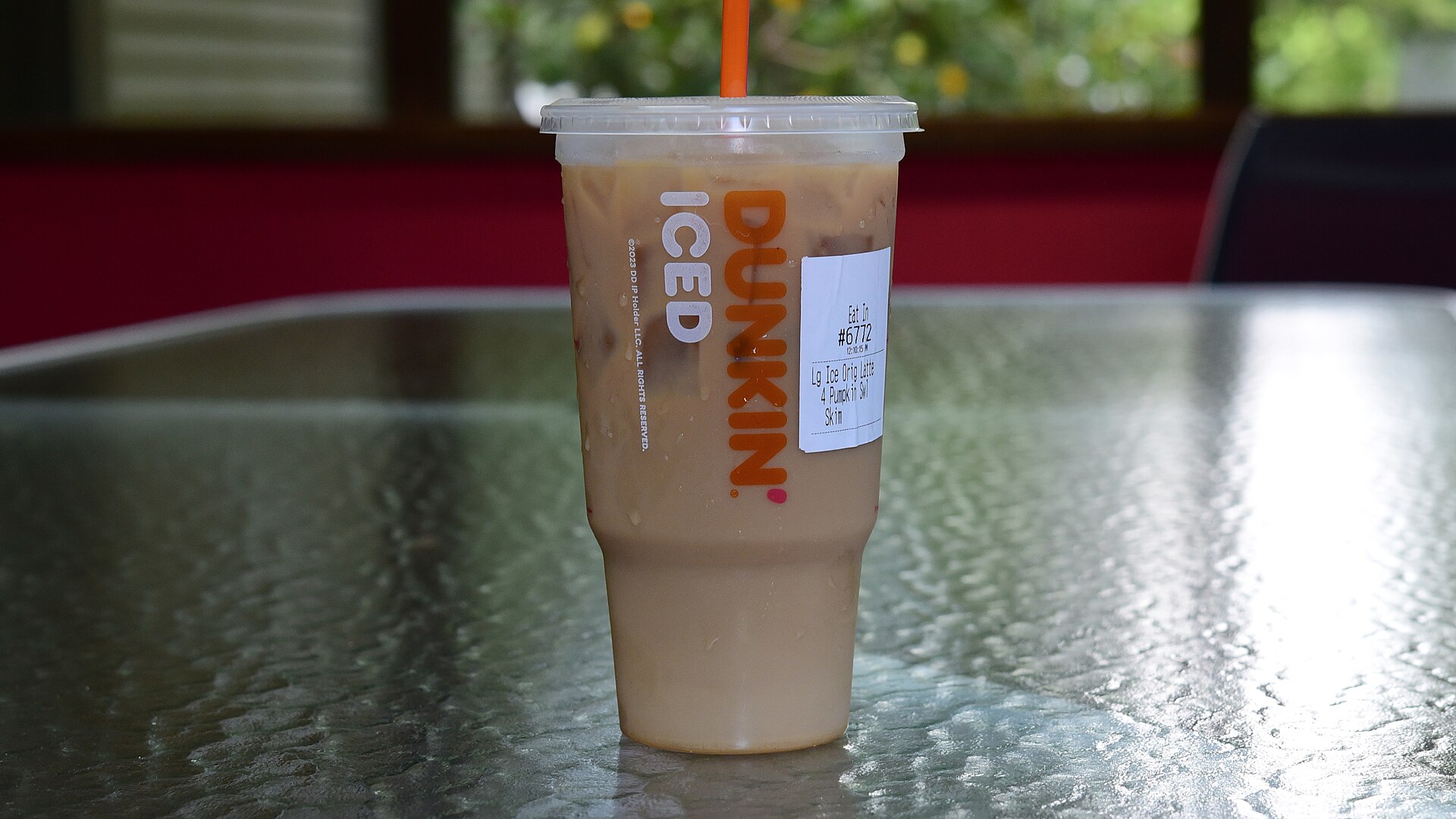 Iced pumpkin spice latte w szklance z lodem i cynamonem — kawa dyniowa