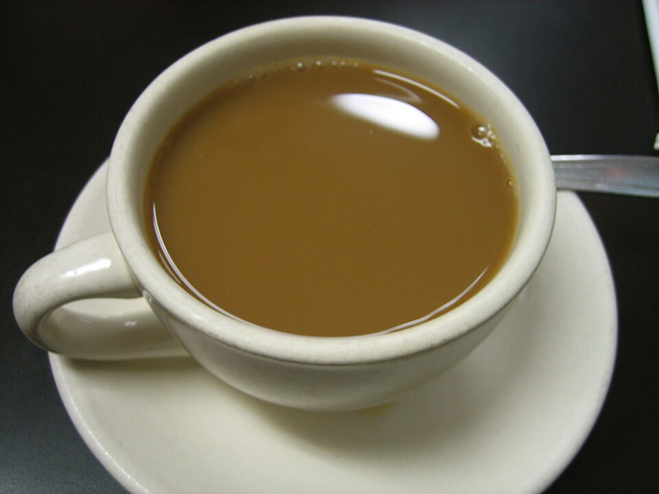 Café au lait w filiżance