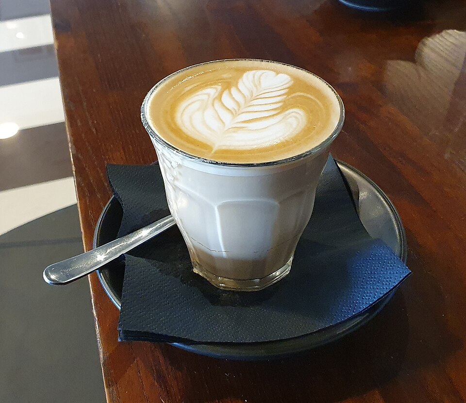 Caffè latte w szklance z mleczną pianką