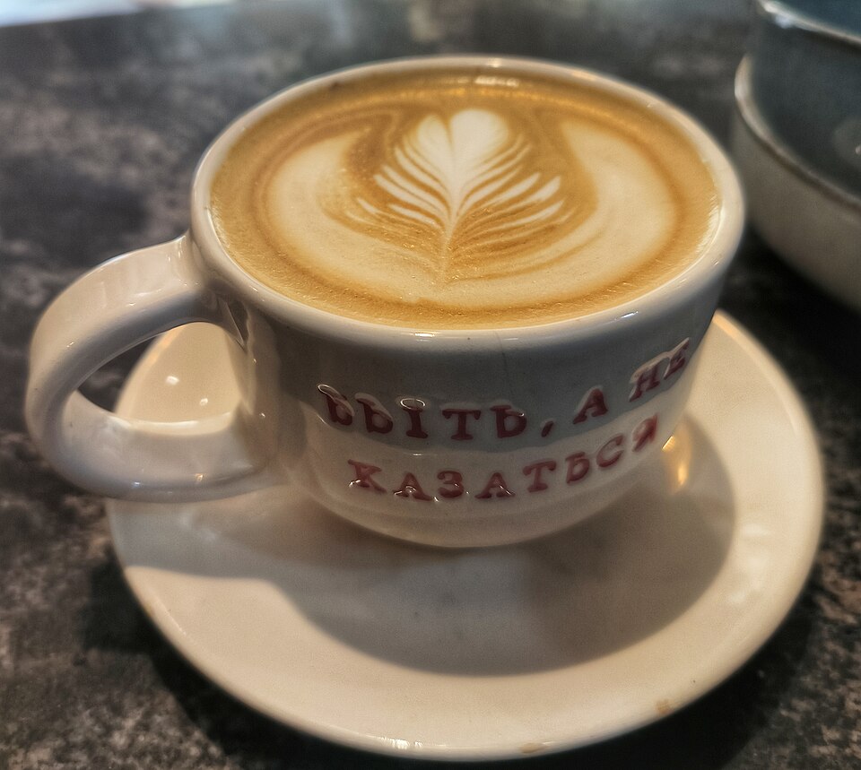 Flat white w ceramicznej filiżance
