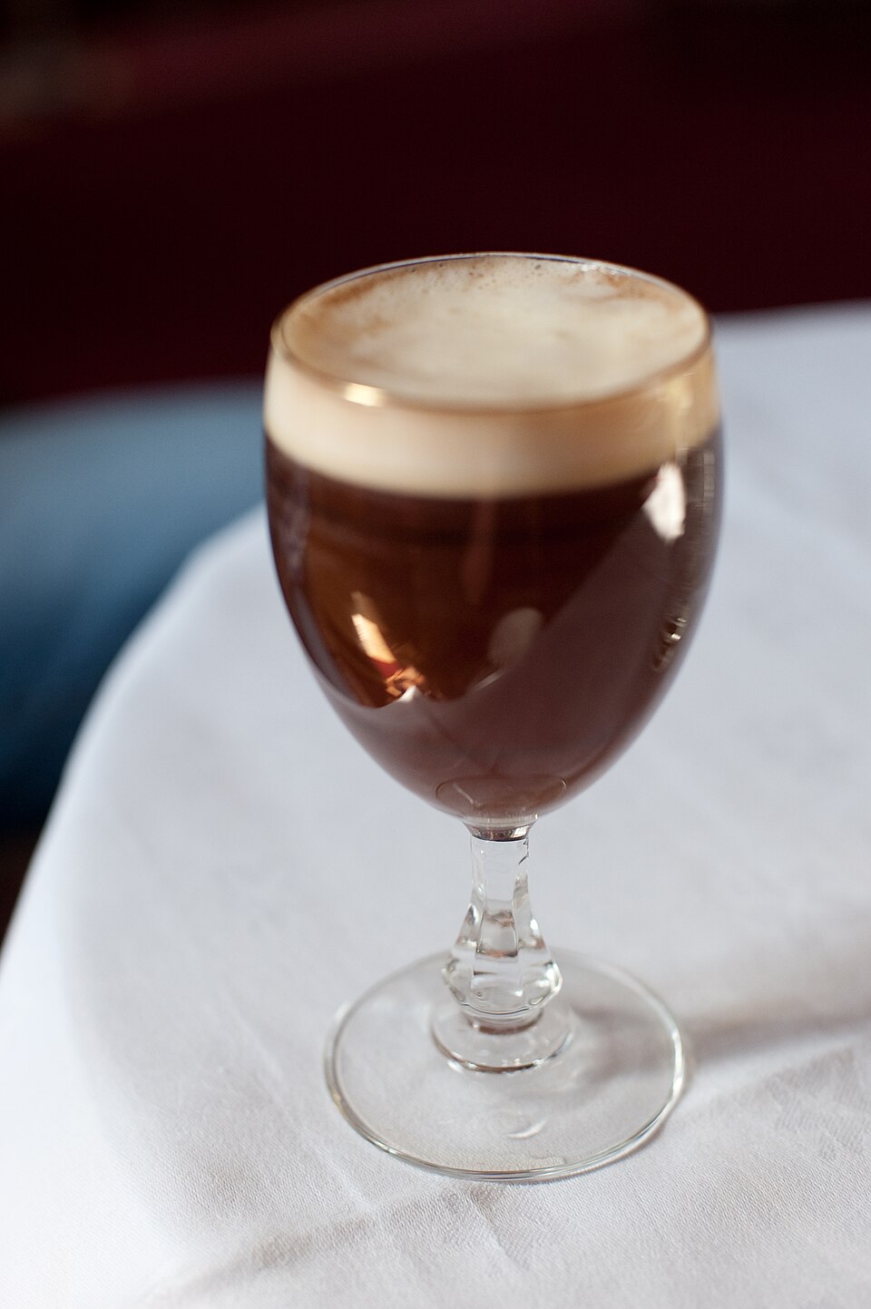 Irish coffee ze śmietanką na wierzchu