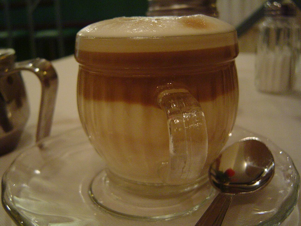 Espresso i macchiato w filiżankach